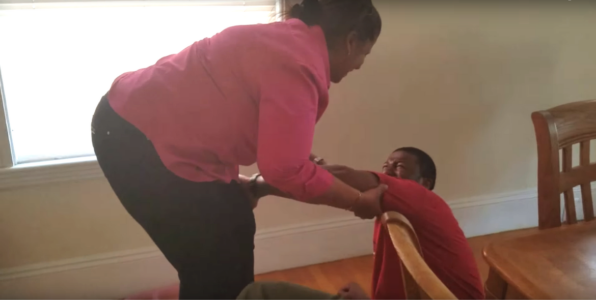 VIDEO: Vuelve a ver a su madre después de 10 años
