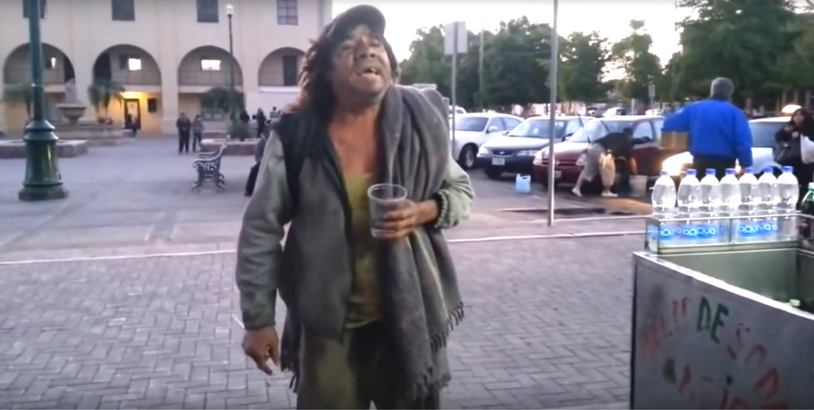 VIDEO: Sorprende a la gente cantando igual a Juan Gabriel