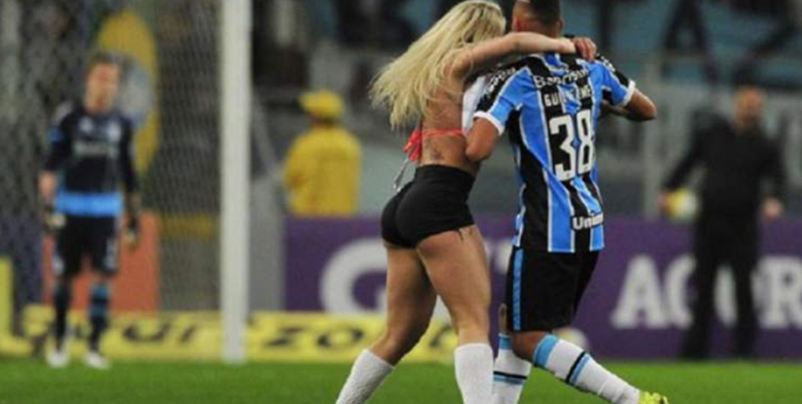 #VIDEO Candidata a Miss Bum Bum irrumpe en pleno partido