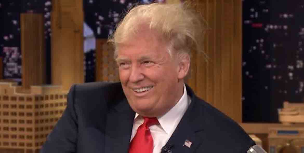Despeinan a Trump para probar que no usa peluca