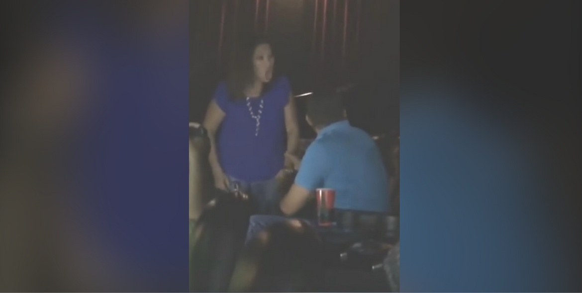 VIDEO: Mujer hace desplante a esposo en cine