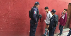 VIDEO: Policía obliga a joven bajarse el pantalón