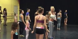 VIDEO: Britney enseña a niñas a bailar