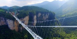 Cierran el puente de vidrio en China