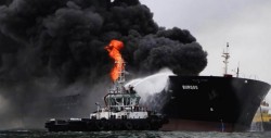 Lleva 24 horas en llamas Buque de Pemex  en el Golfo de México
