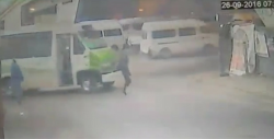 VIDEO: Captan a microbus atropellando a mujer