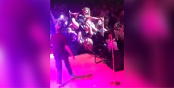 VIDEO: Fans de Thalía casi la desnudan