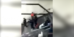 Policías arrastran a vagonera por estación del metro