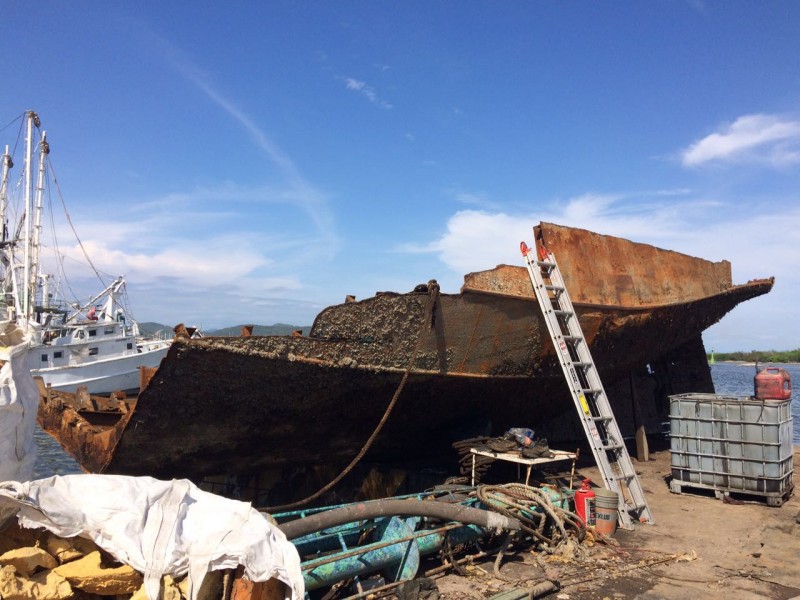 Capitanía de puerto retira barcos hundidos y abandonados.