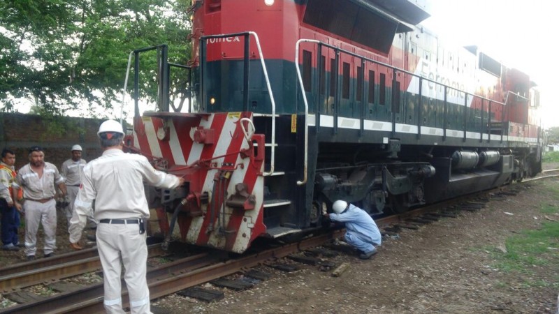 Descarrila locomotora y se queda atascada.