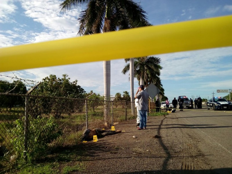 Encuentran a persona asesinada aun costado de "cartonera"