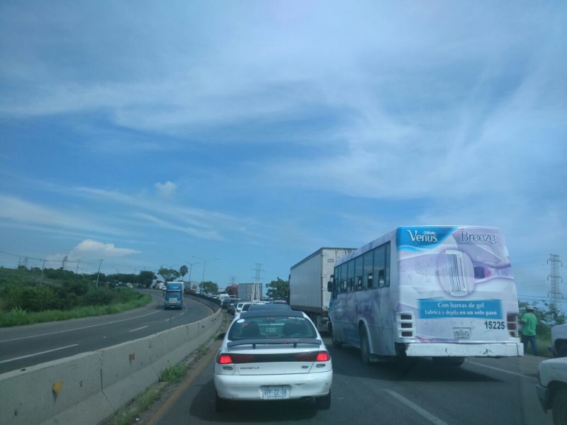 Se forman largas filas en la carretera federal a la salida al sur, por trabajos de reencarpetado.