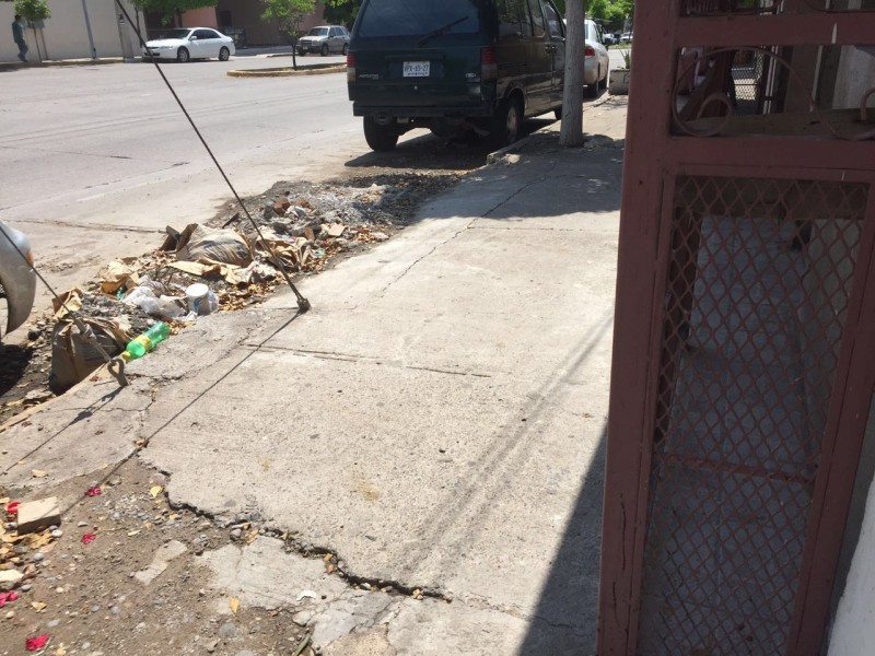 Piden se retire el escombro, hablan al Ayuntamiento y no solucionan el problema