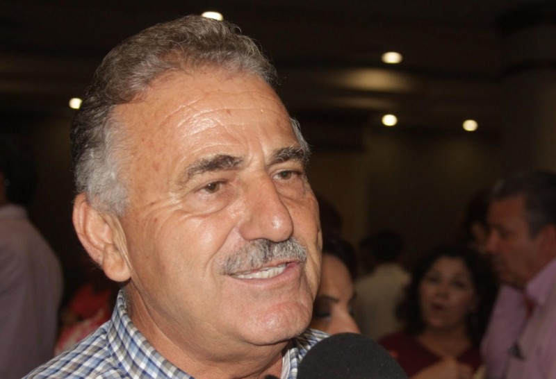 Se compromete Gómer Monárrez a pagar becas