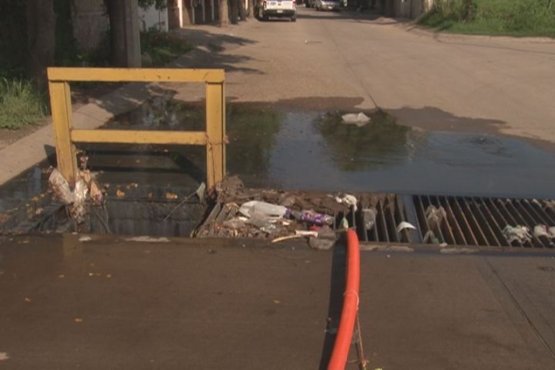 Brotan aguas negras en calle de colonia Humaya.