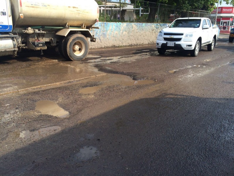 ¡Cráteres en la avenida Gabriel Leyva!