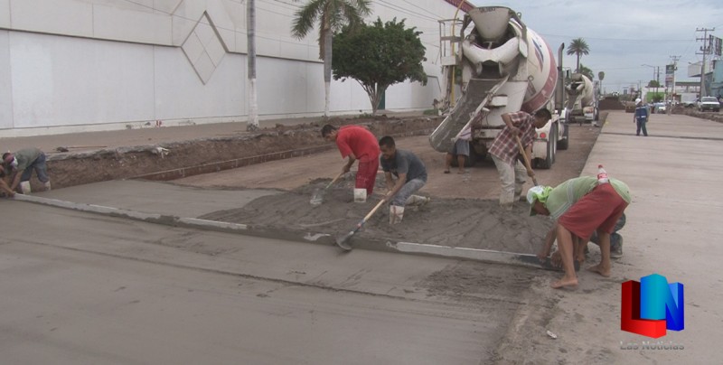 Aplican concreto hidráulico en calle Jalisco
