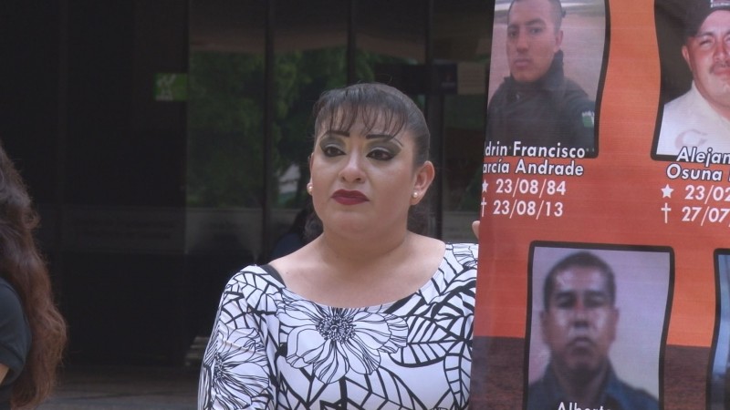 Viudas de policías caídos realizan manifestación