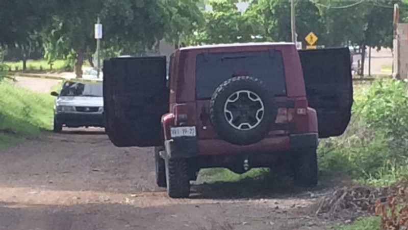Dejan cadáver al interior de un Jeep