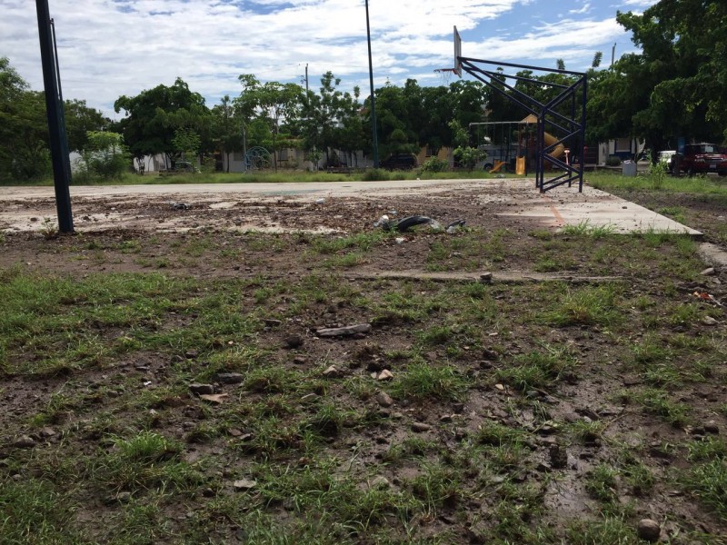 Llena de piedras y tierra quedo la cancha del parque de Pradera Dorada