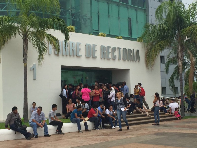 Decenas de estudiantes y padres de familia exigen un espacio en la UAS