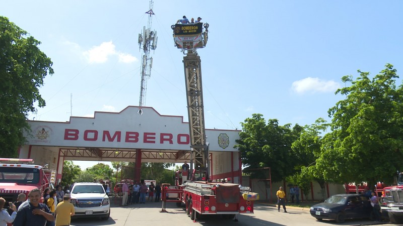 Bomberos de Los Mochis recibe equipamiento