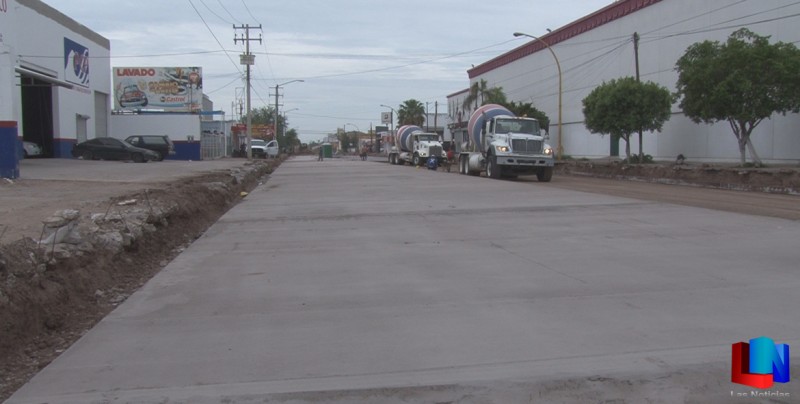 Continúa la colocación de cemento en la calle Jalisco