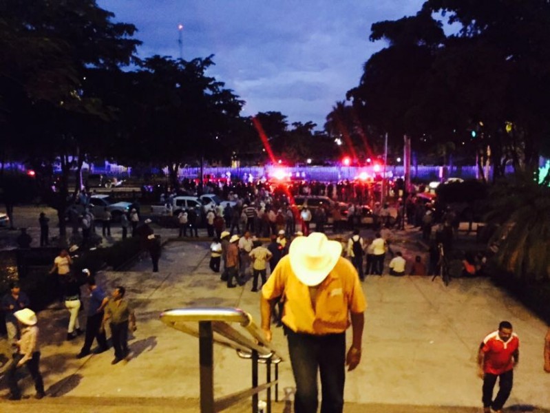 Líderes agrícolas son detenidos por cerrar vialidades
