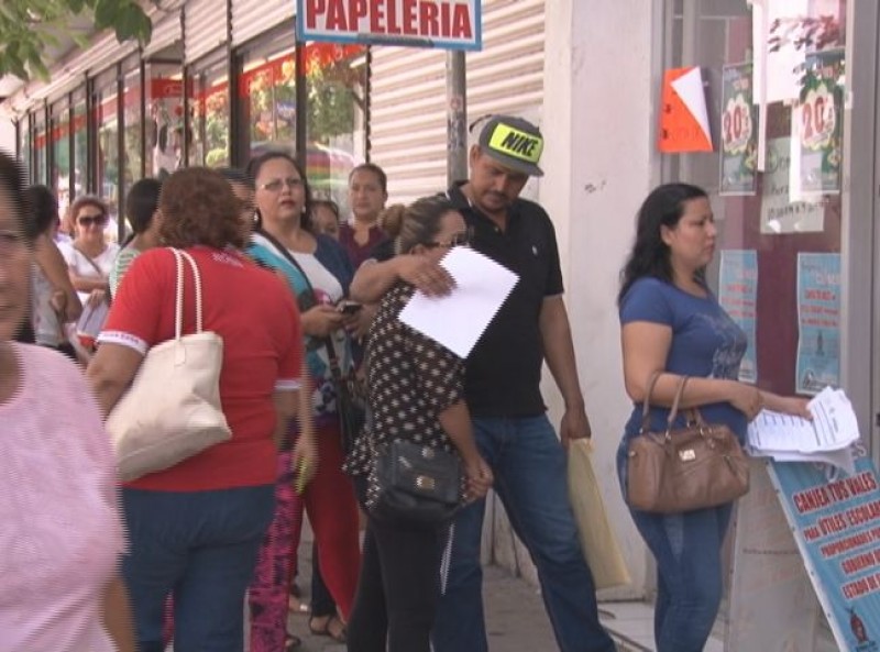 Largas filas para comprar útiles escolares