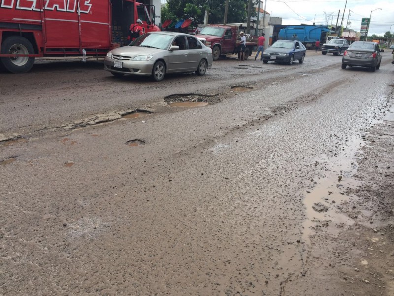 Baches y más baches por la avenida Obregón
