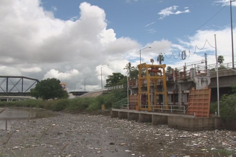 Toneladas de basura siguen acumulándose en la presa Derivadora