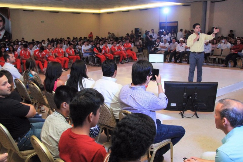 Motivan a jóvenes emprendedores con Sonora Talk