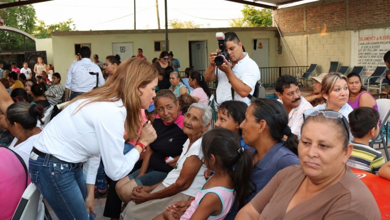 Entrega calzado y útiles escolares Kiki Díaz Brown