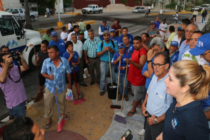 Funcionarios y vendedores ambulantes limpian Glorieta