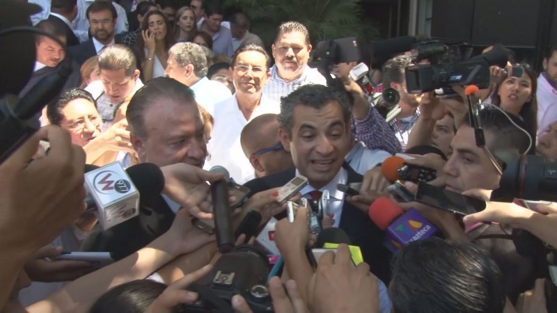 se limita a opinar Enrique Ochoa sobre el supuesto plagio de tesis de Peña Nieto