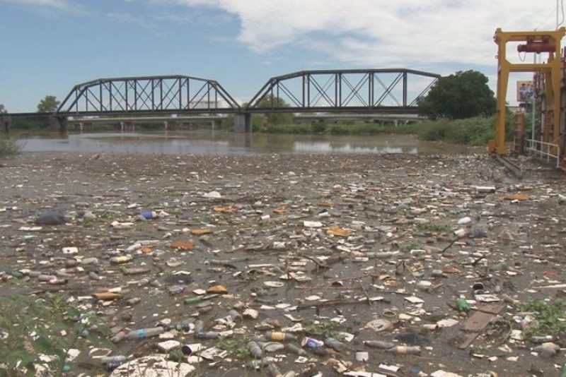 Sin limpiarse toneladas de basura acumuladas en la presa Derivadora