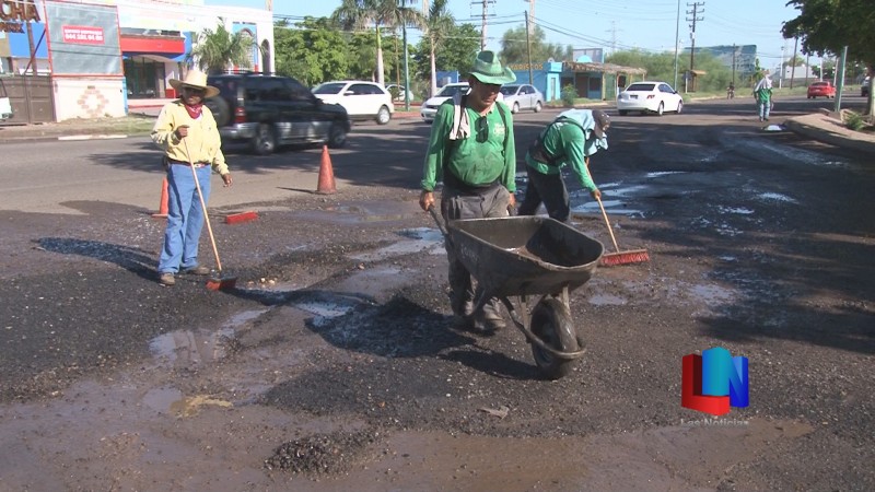 Tapan baches en calles de Obregón
