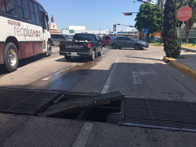 Peligrosa alcantarilla por la avenida Insurgentes