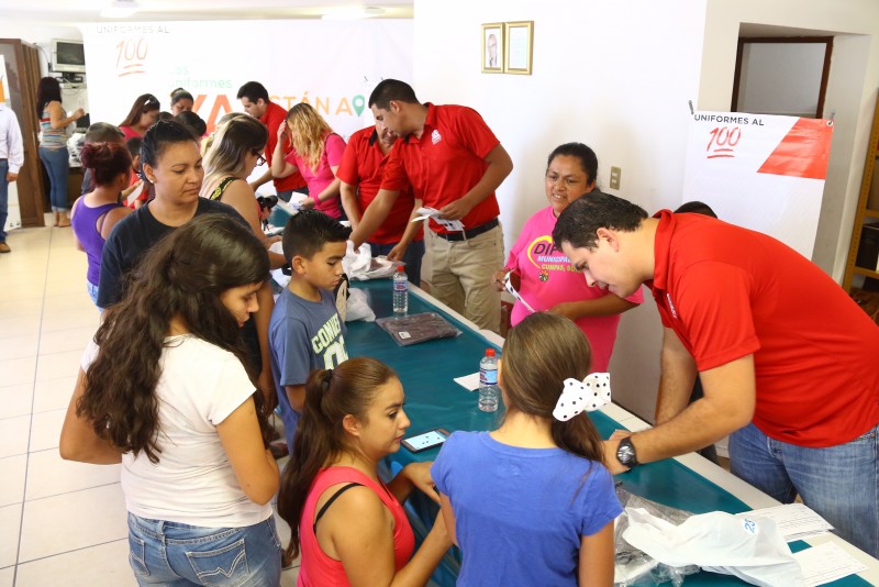 Piden denunciar irregularidades en la entrega de uniformes