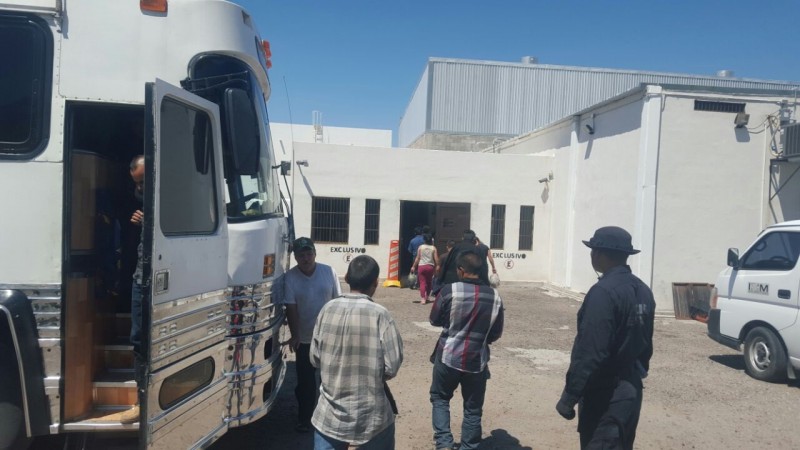 Rescatan a 36 indocumentados y arrestan a dos sujetos