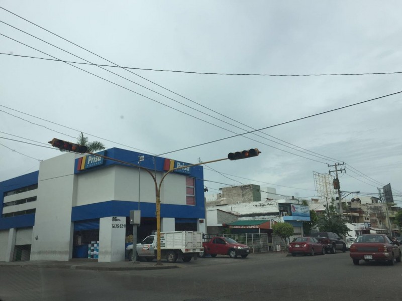 Sin funcionar semáforo de Paliza y Juan José Ríos