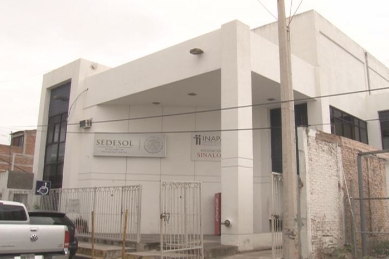 Sin aire acondicionado edificio donde atienden a beneficiarios de INAPAM