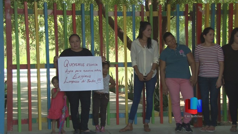 Padres de Familia toman Jardín de Niños