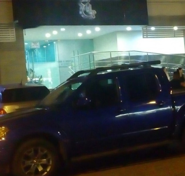 Intentan robarle camioneta, se niega y lo balean