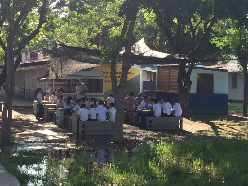 Sin luz en la primaria "Justo Sierra" de Los Mezcales