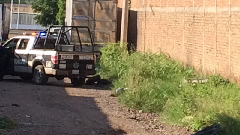 Encuentran a joven muerto y un menor herido