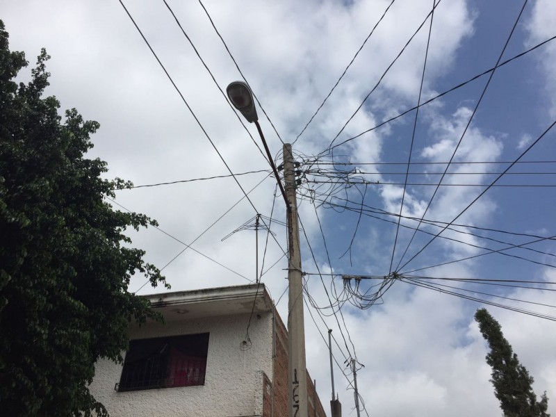 Causa temor poste de luz en mal estado