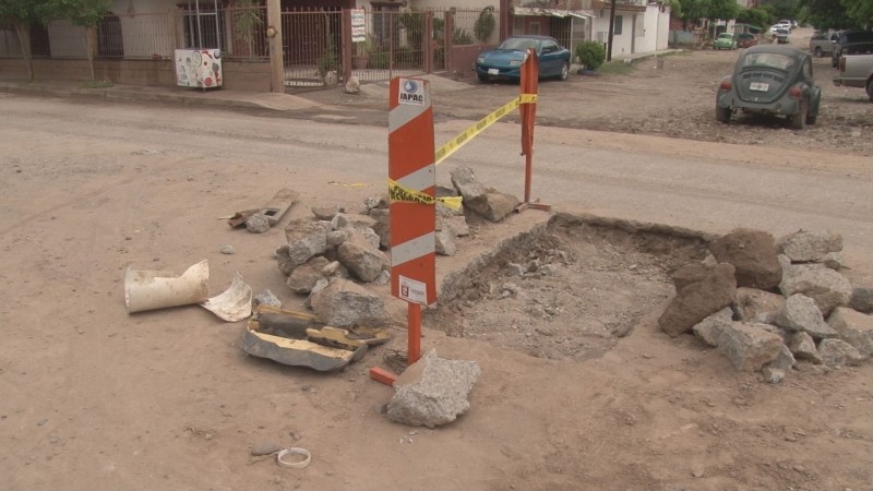 Pavimento dañado por la calle Miguel Alemán