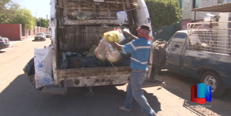 Recogen basura en colonias.