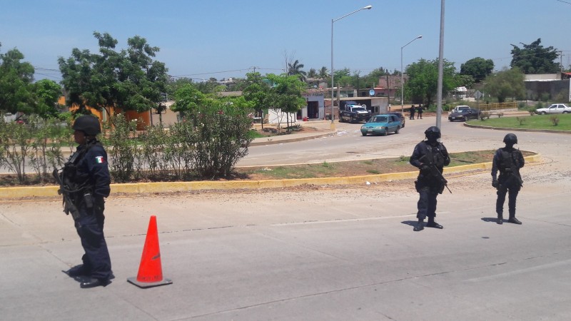 Detienen a dos hombres con armas y droga